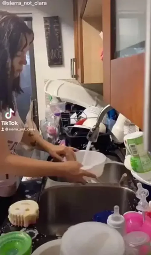 Kvinde vasker op i video i modsvar på påstand om, at kone er doven