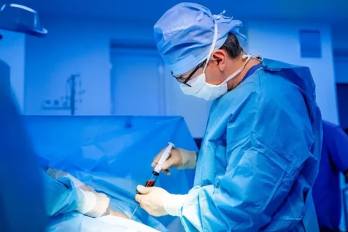 En læge udfører en operation