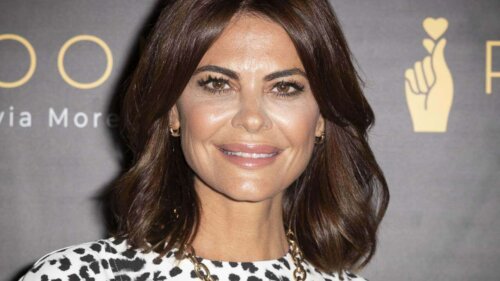 Kvinde med langt pandehår