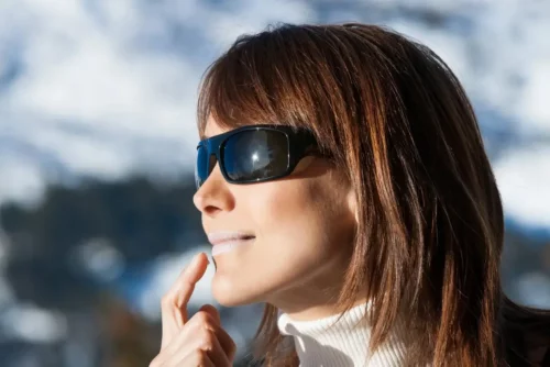 Kvinde bruger solcreme til læberne