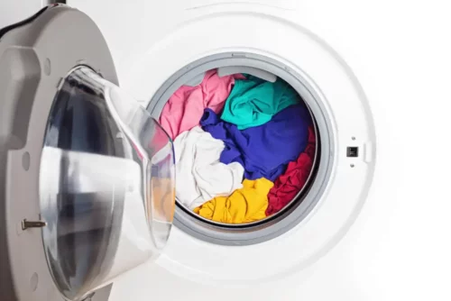 Farverigt tøj i vaskemaskine