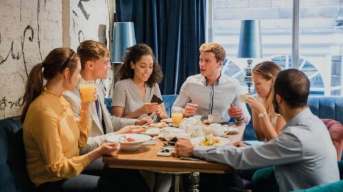 Venner spiser sammen