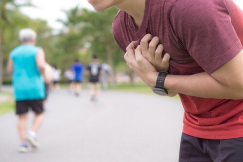 Brystsmerter i højre side: 9 mulige årsager og behandlinger