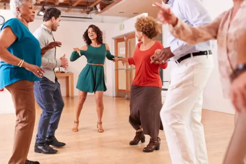 Personer i en dansetime, da dans forbedrer livskvaliteten