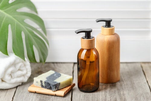 Barer og flydende shampoo: Forskelle, fordele og ulemper