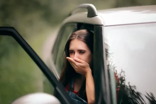 Kvinde i bil har kvalme
