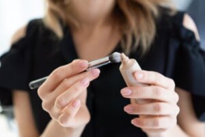 Hvad er en CC-cream, og hvordan adskiller den sig fra en BB-cream?