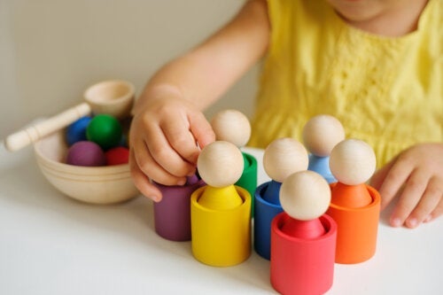 Montessori-legetøj: Fordele og anvendelser i småbørnspædagogikken