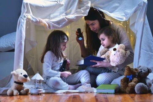 Mor og børn læser i en hule