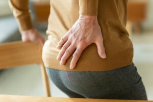 Sacroiliitis: Årsager, symptomer og behandling