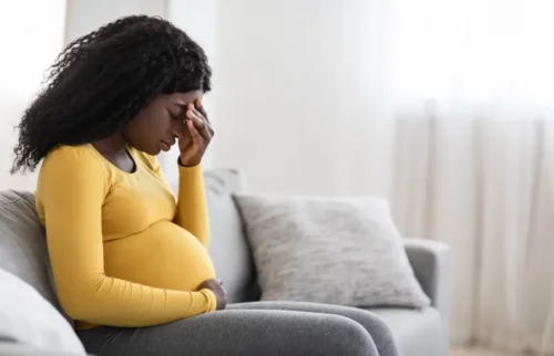 Træt gravid kvinde viser behovet for at passe på mødres mentale sundhed