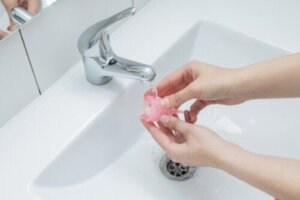 Sådan kan man sterilisere og rengøre en menstruationskop