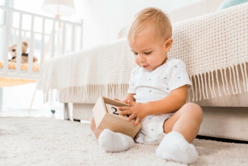 Hvad er objektpermanens, og hvornår optræder det hos spædbørn?