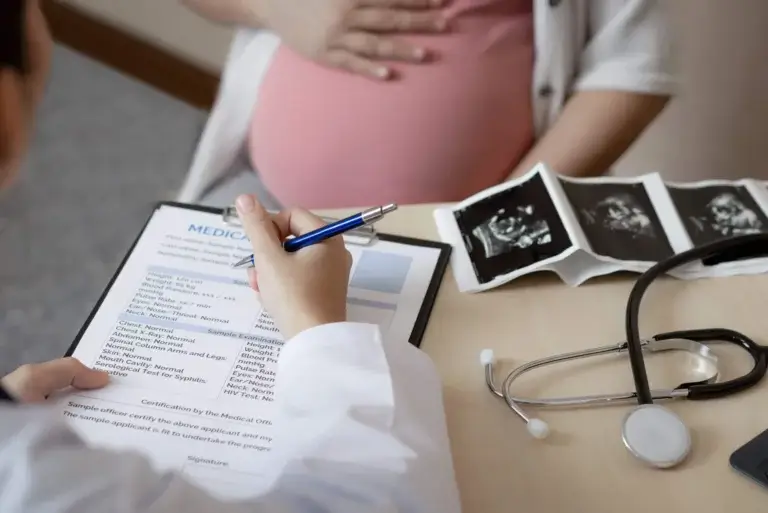 Gravid kvinde taler med læge om brunt udflåd under graviditet