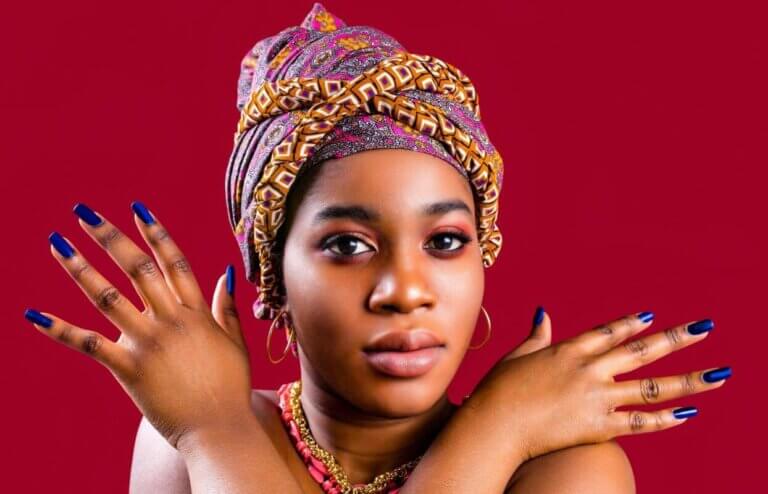 Blå er perfekt for at få negle til at fremhæve solbrun hud