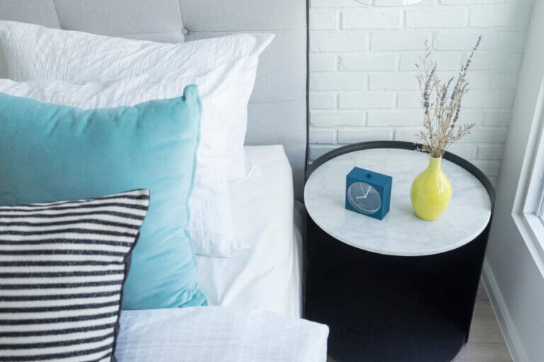 Et lille sengebord, der er glimrende til indretning af et lille soveværelse