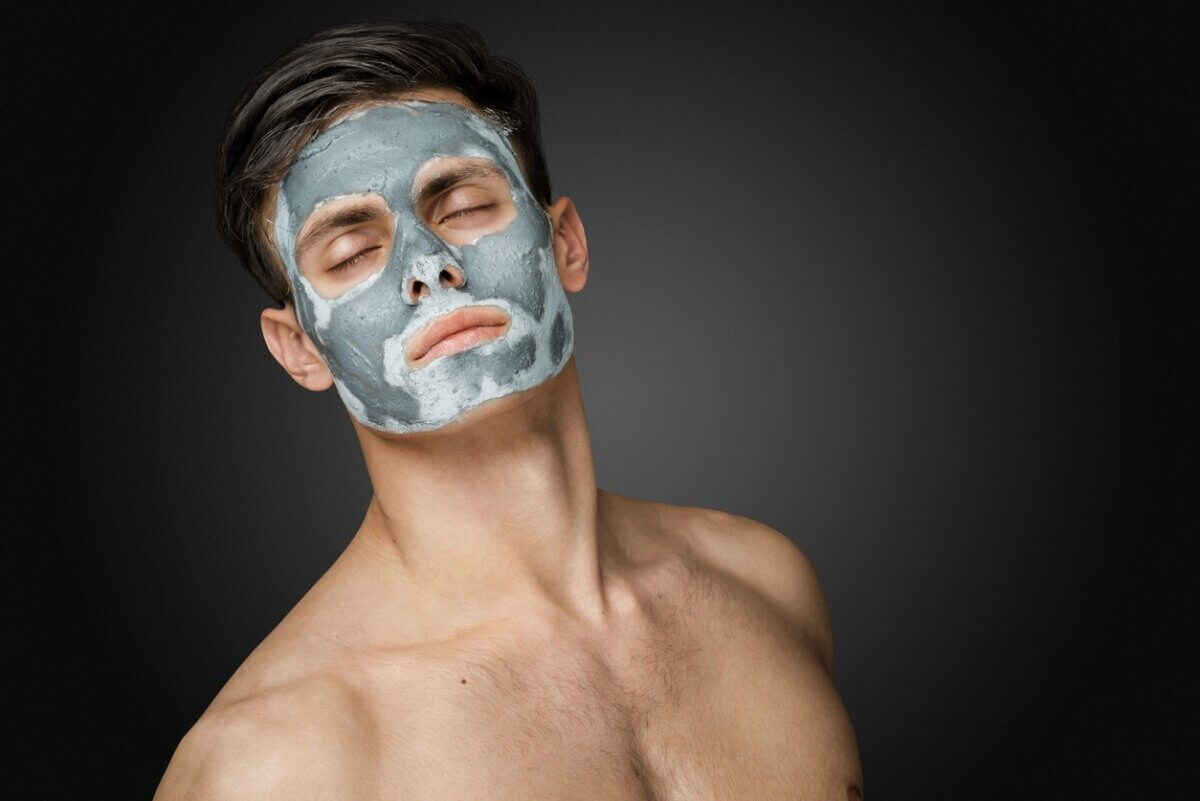 Mand med ansigtsmaske på
