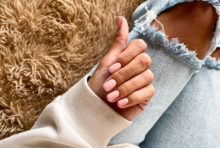 Nude farver får negle til at fremhæve solbrun hud