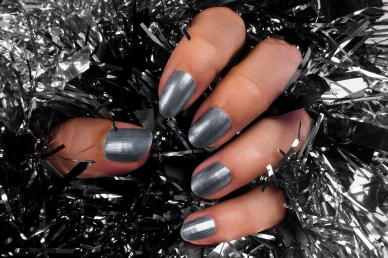 Nærbillede af sølv negle