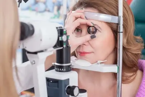 Kvinde får foretaget en øjenundersøgelse