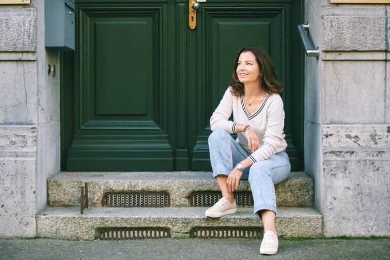 Kvinde i jeans og en sweater