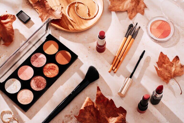 Makeup på et bord