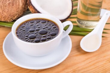 Kaffe med kokosolie: Sådan drikker du den for at undgå vægtøgning