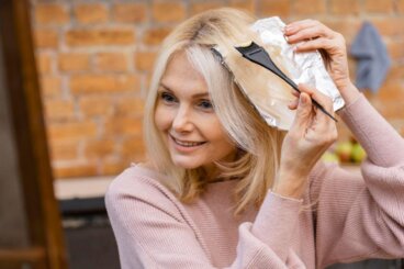 Sådan kan du farve grå hår: Tricks til både mørkt og lyst hår