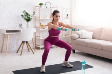 13 maveøvelser med håndvægte