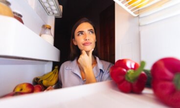Sådan kan du opbevare peberfrugter, løg og tomater længere i køleskabet