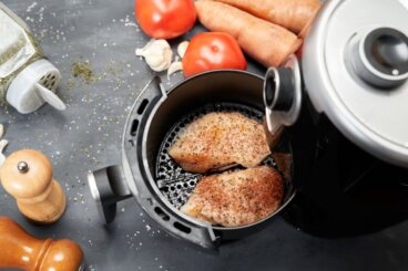 Sådan laver du saftige, brunede kyllingefileter i airfryer