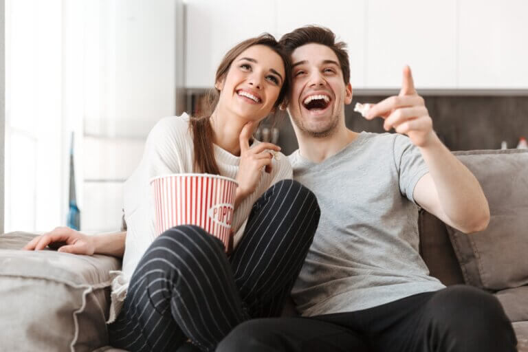 Lykkeligt par ser film sammen