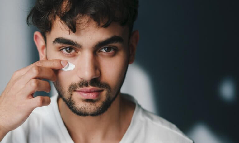 Mand påfører solcreme til fedtet hud