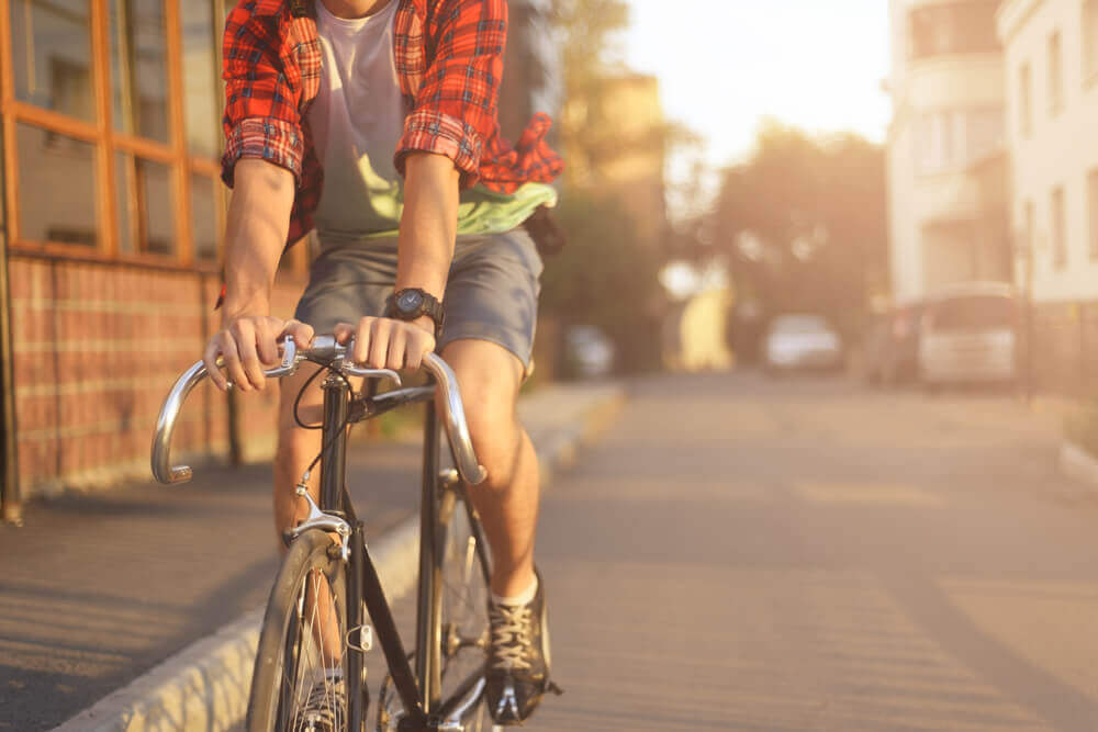 Nærbillede af mand, der cykler